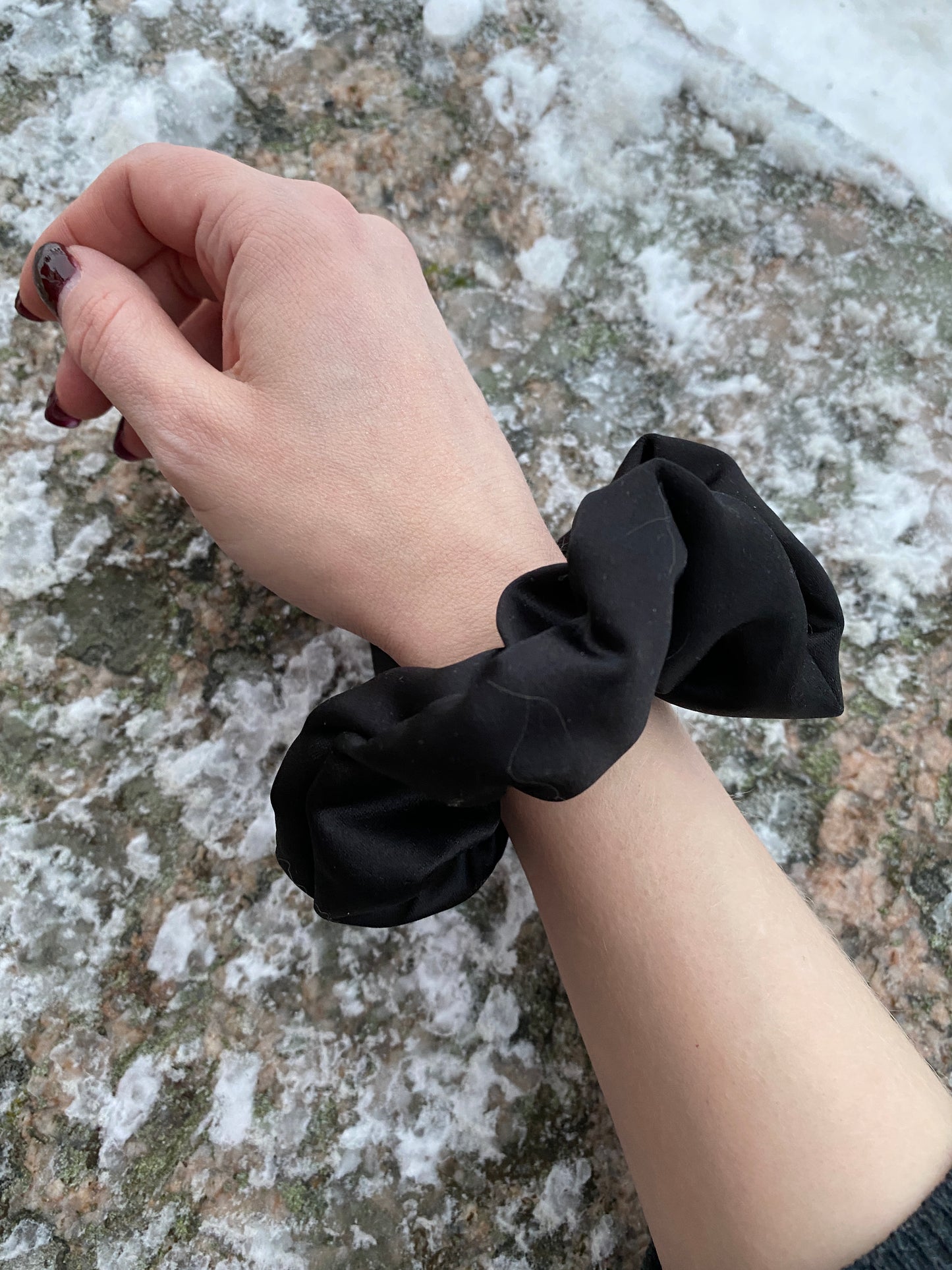 Morsiussatiini scrunchie, musta