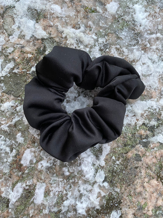 Morsiussatiini scrunchie, musta